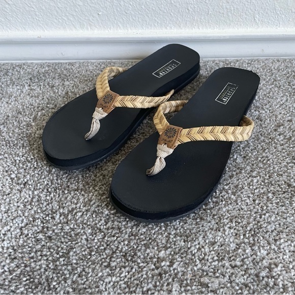 Yellow Box Flip Flops Women's Size 7.5 Tan Braided Slip On Shoes Summer Sandals - Picture 1 of 9